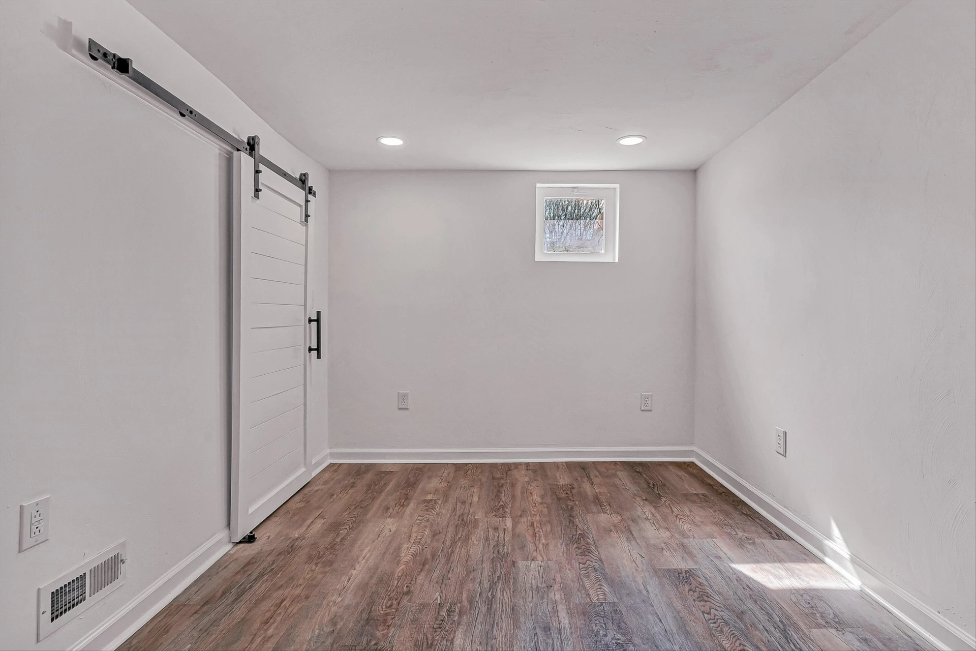 1001 Woodrow AVE SE - Photo 27