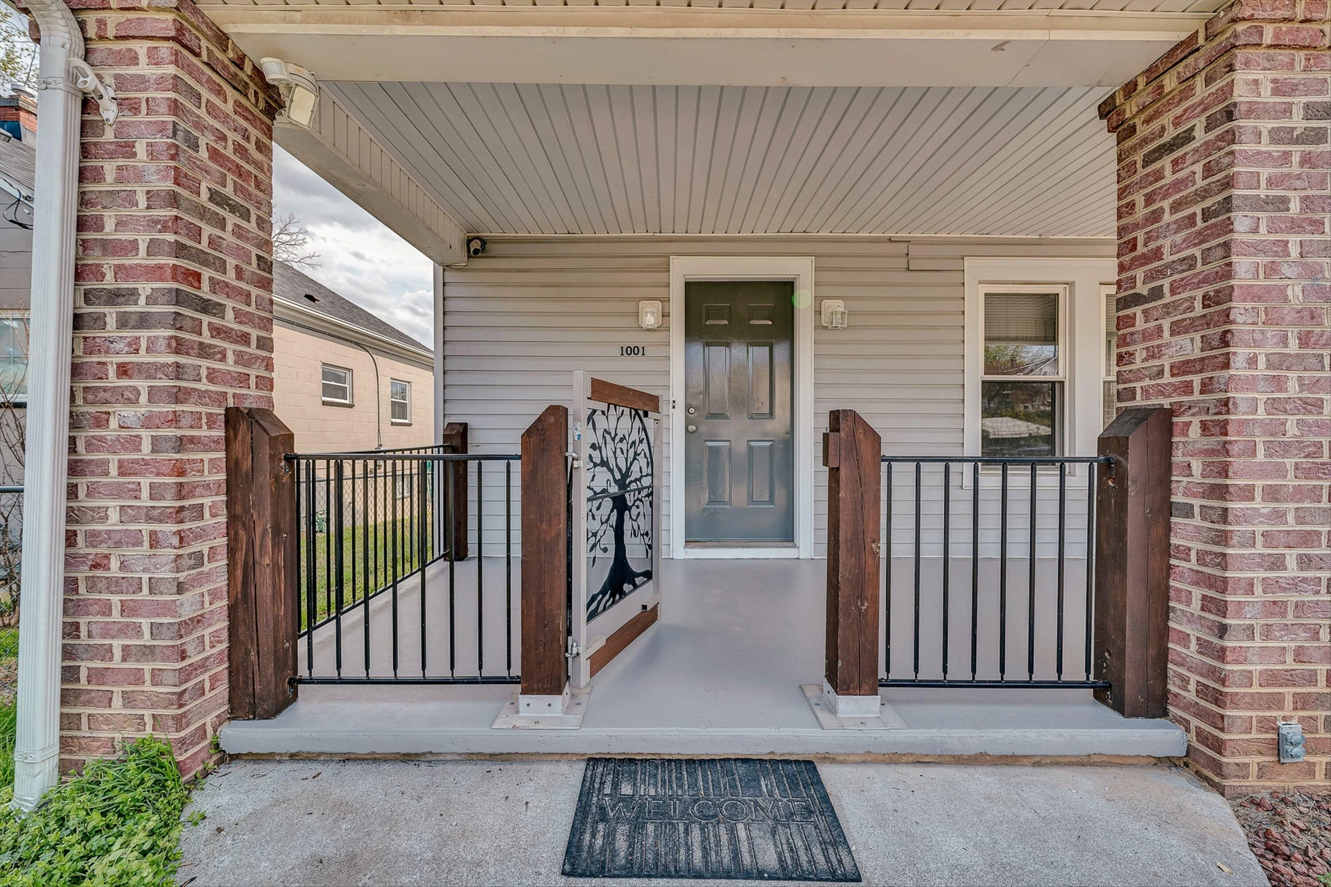 1001 Woodrow AVE SE - Photo 3