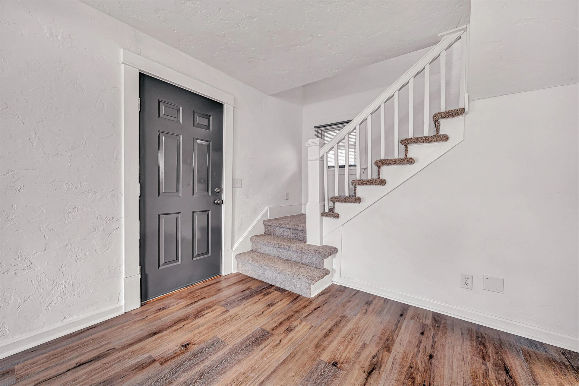 1001 Woodrow AVE SE - Photo 4