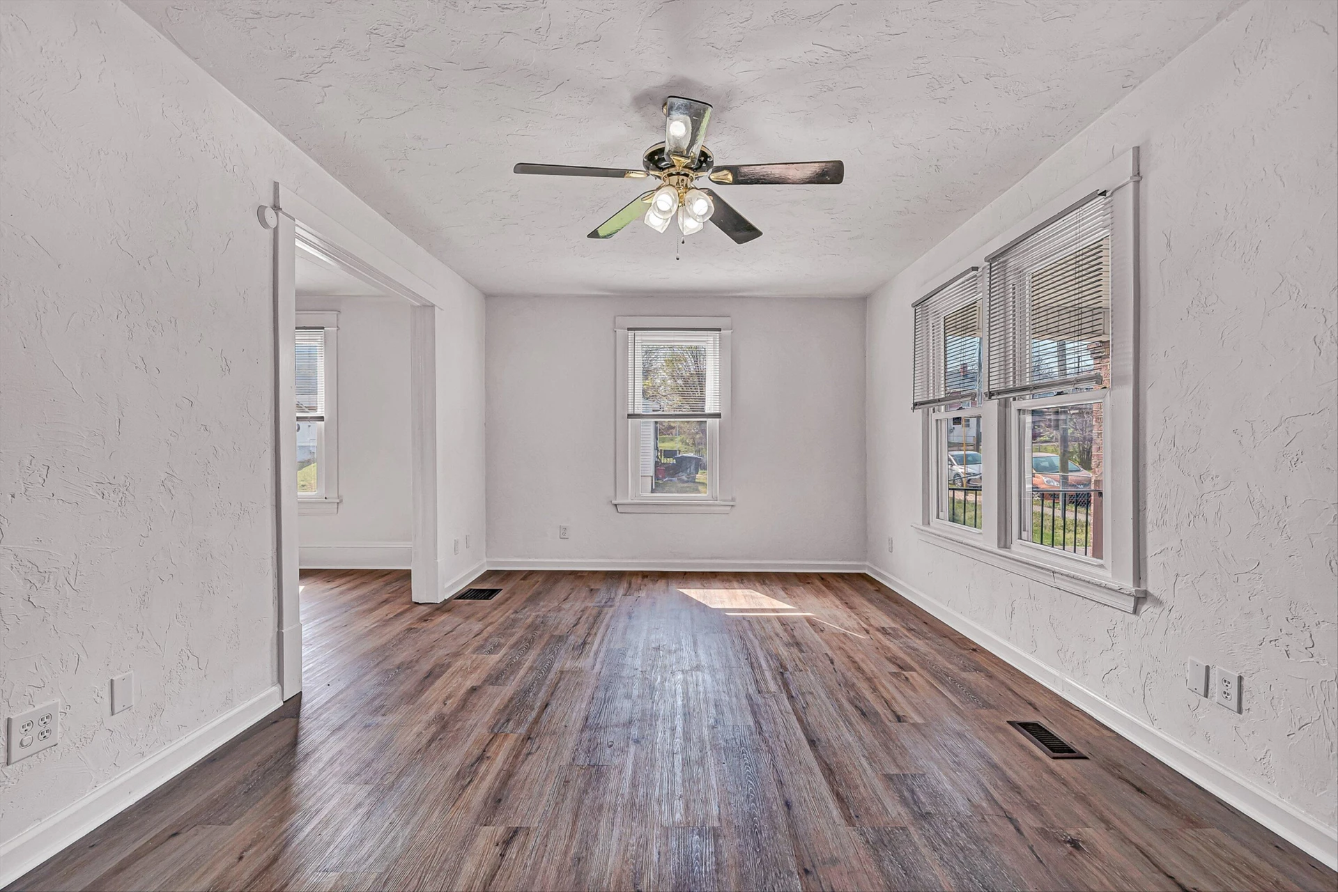 1001 Woodrow AVE SE - Photo 5