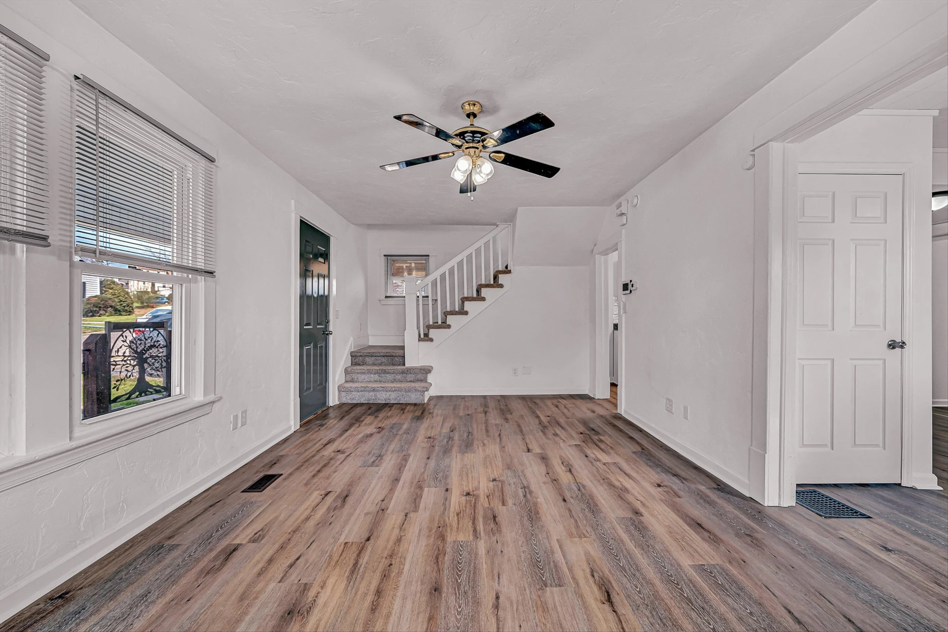 1001 Woodrow AVE SE - Photo 6