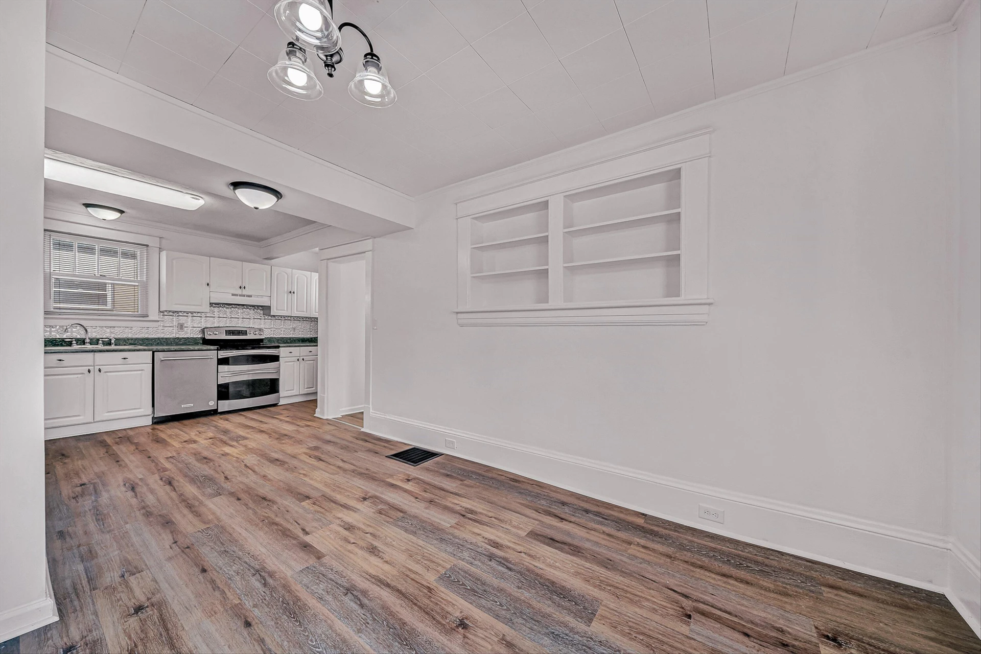 1001 Woodrow AVE SE - Photo 8