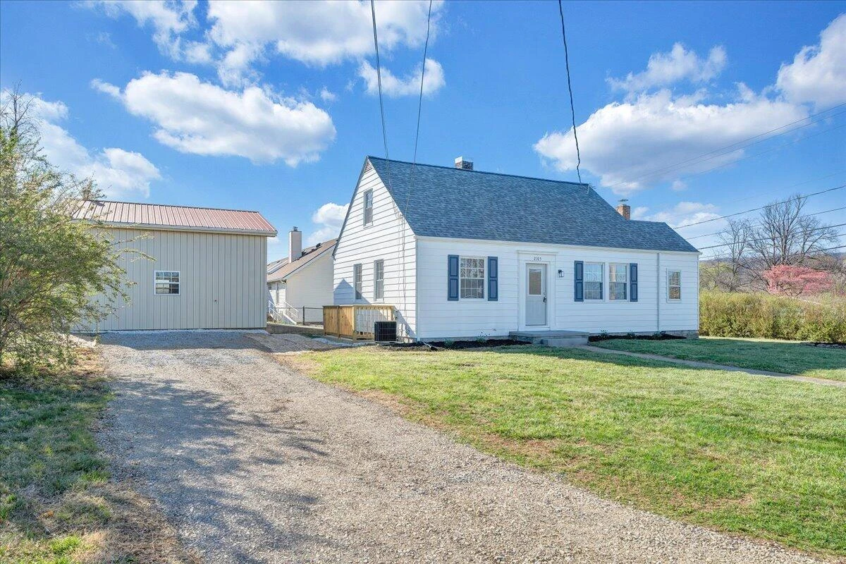 2105 Mountain AVE - Photo 2