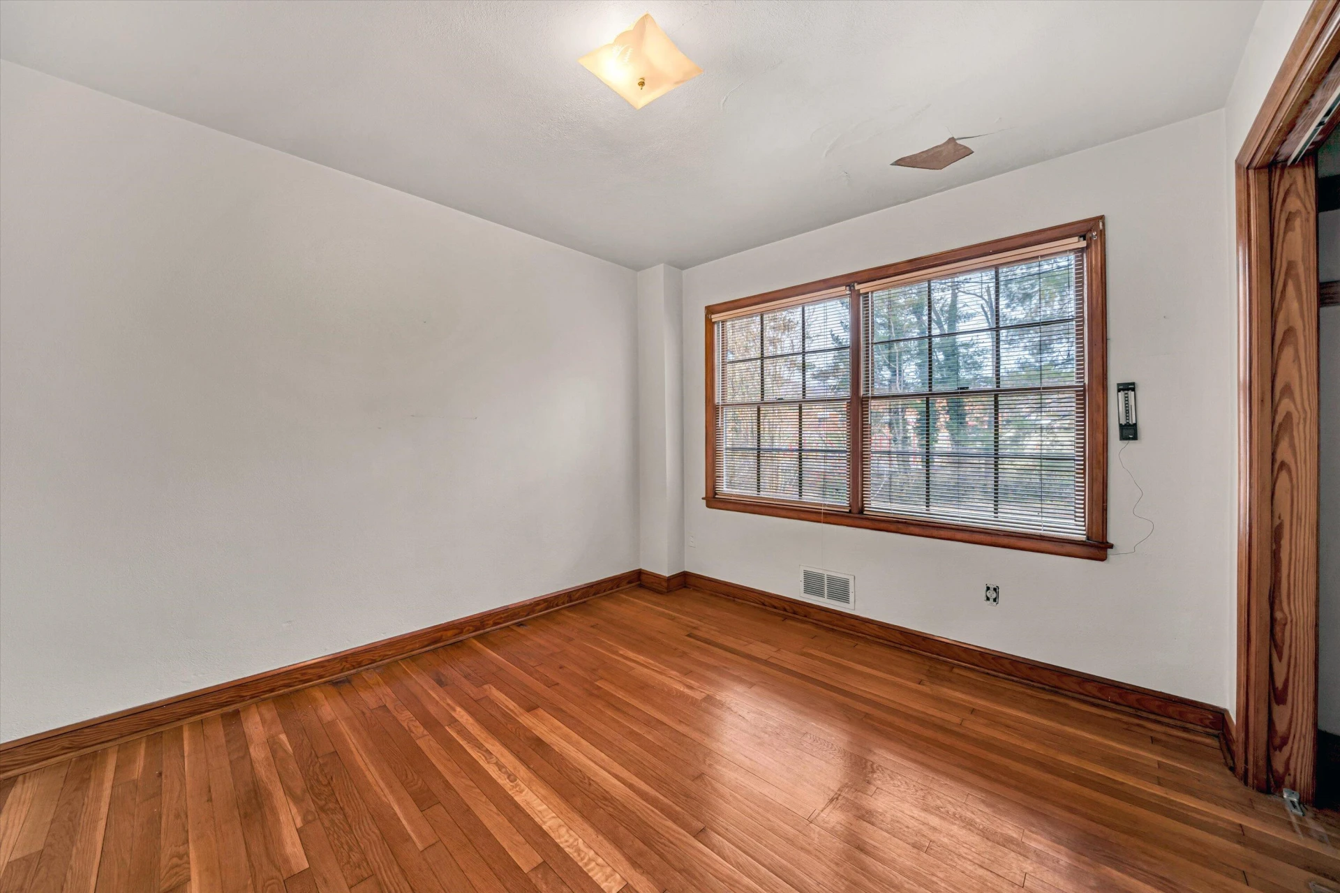 919 LOGAN ST - Photo 10