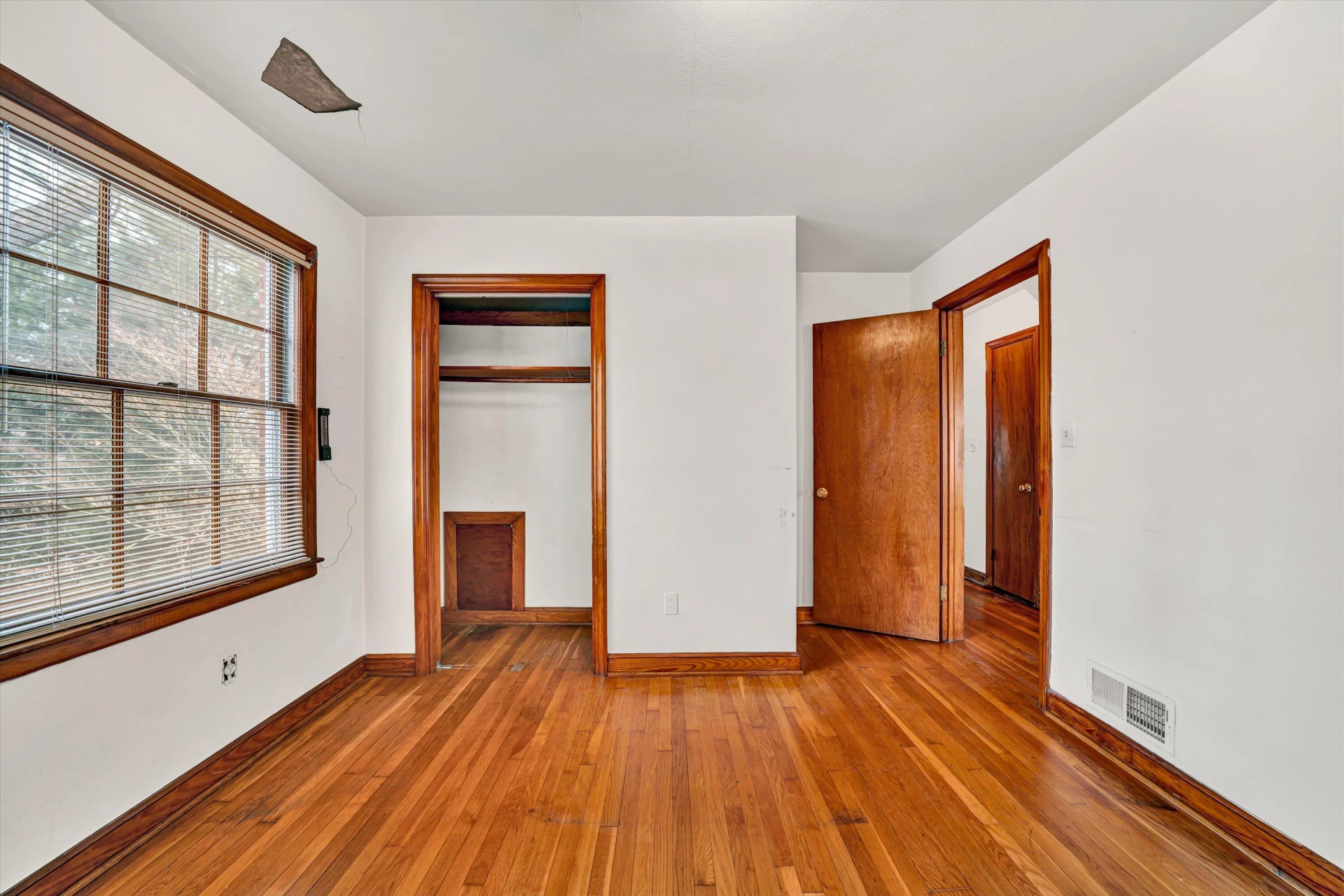 919 LOGAN ST - Photo 11