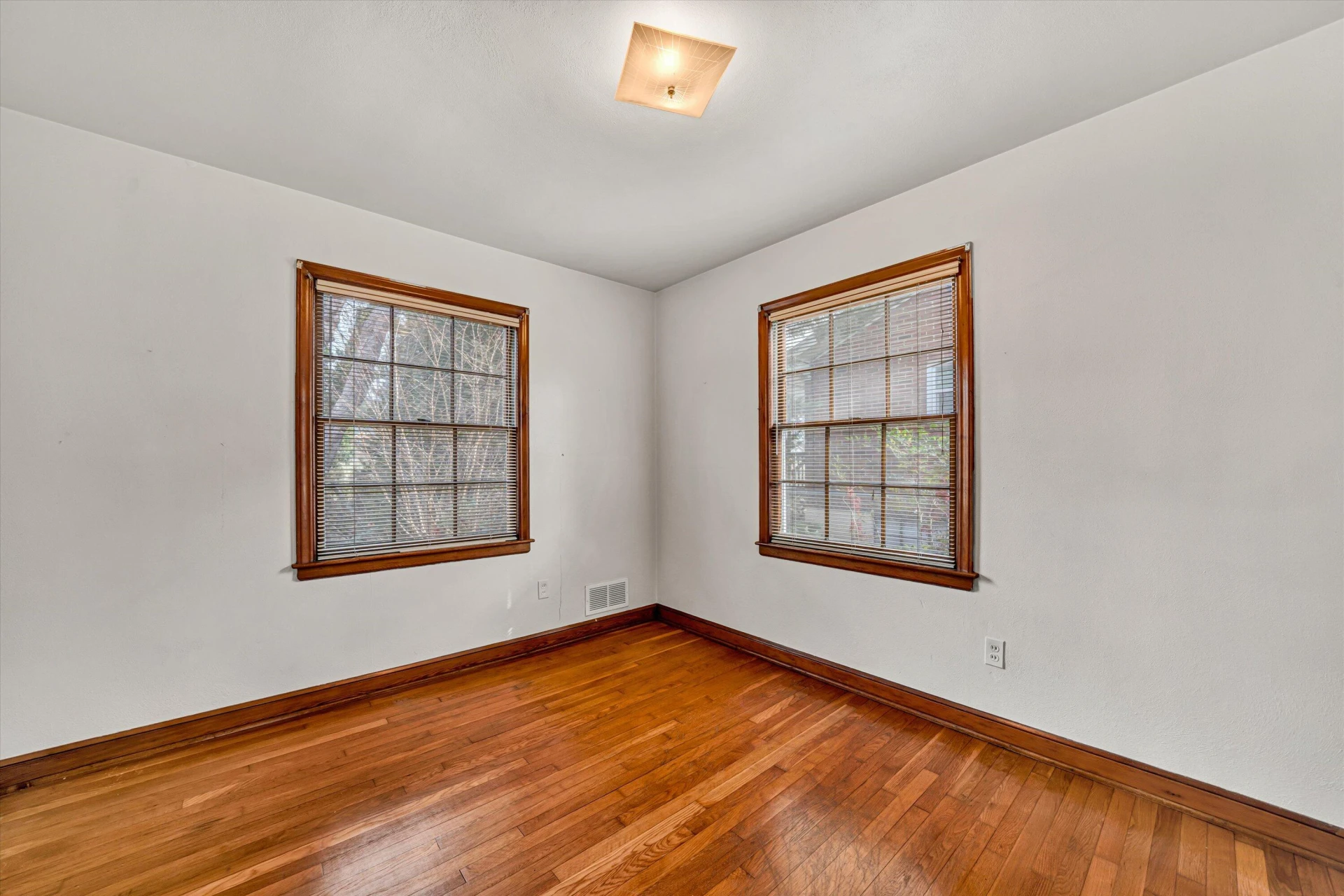 919 LOGAN ST - Photo 13