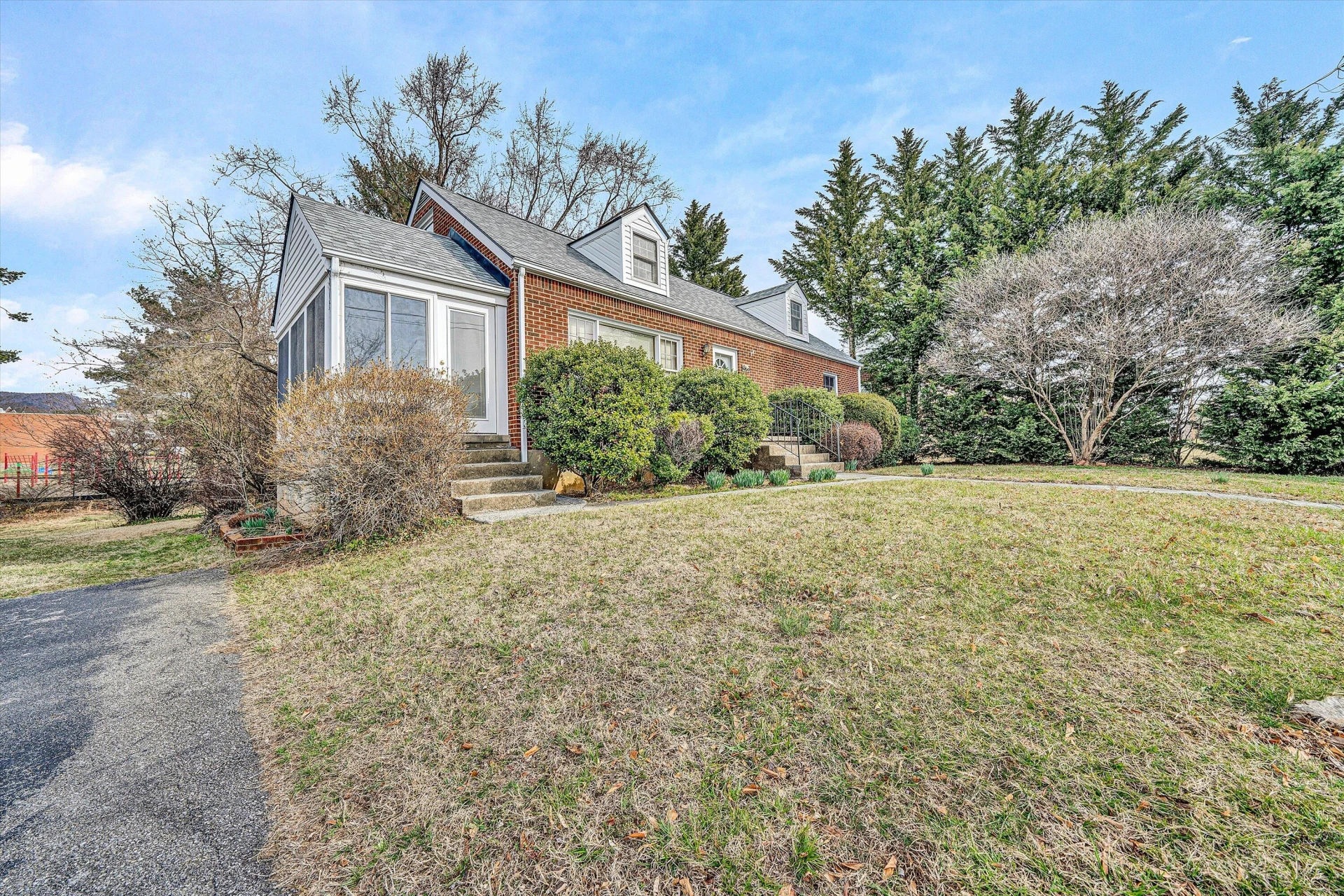 919 LOGAN ST - Photo 2