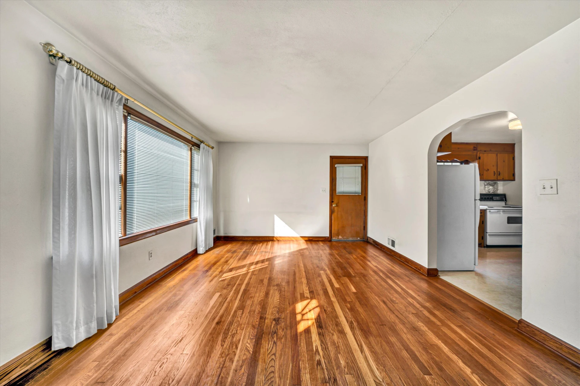 919 LOGAN ST - Photo 3