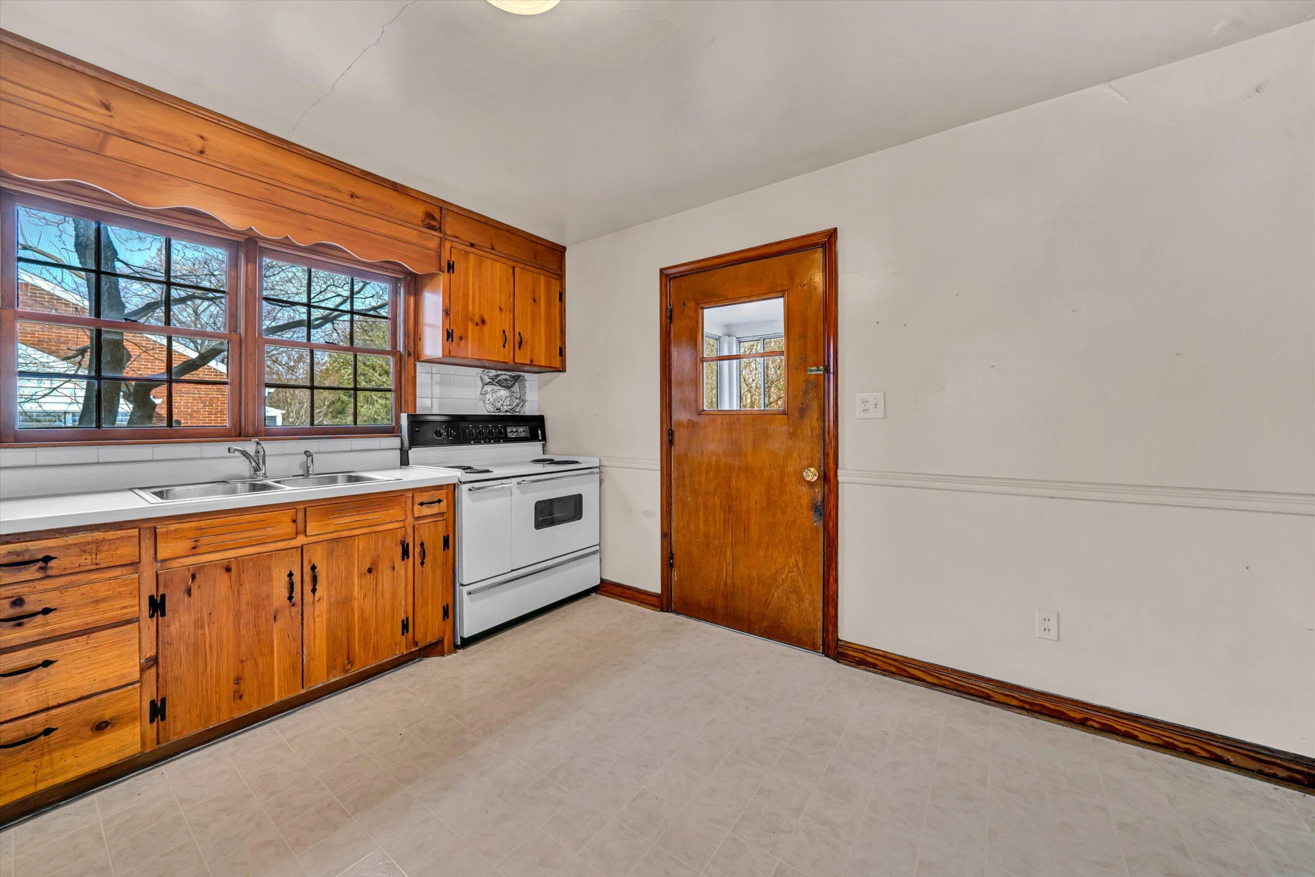 919 LOGAN ST - Photo 6