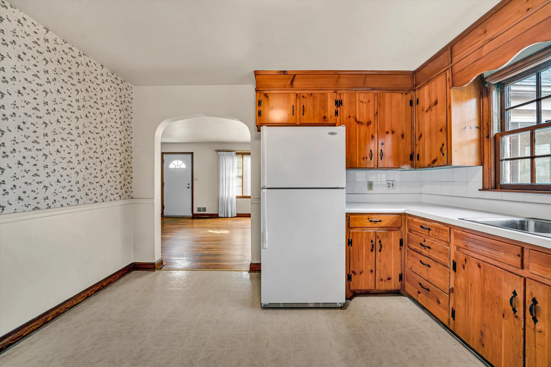 919 LOGAN ST - Photo 8