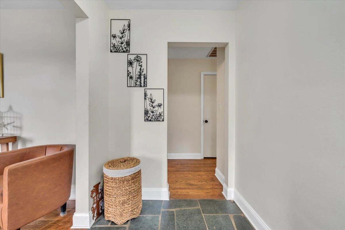 140 Stephens DR - Photo 4