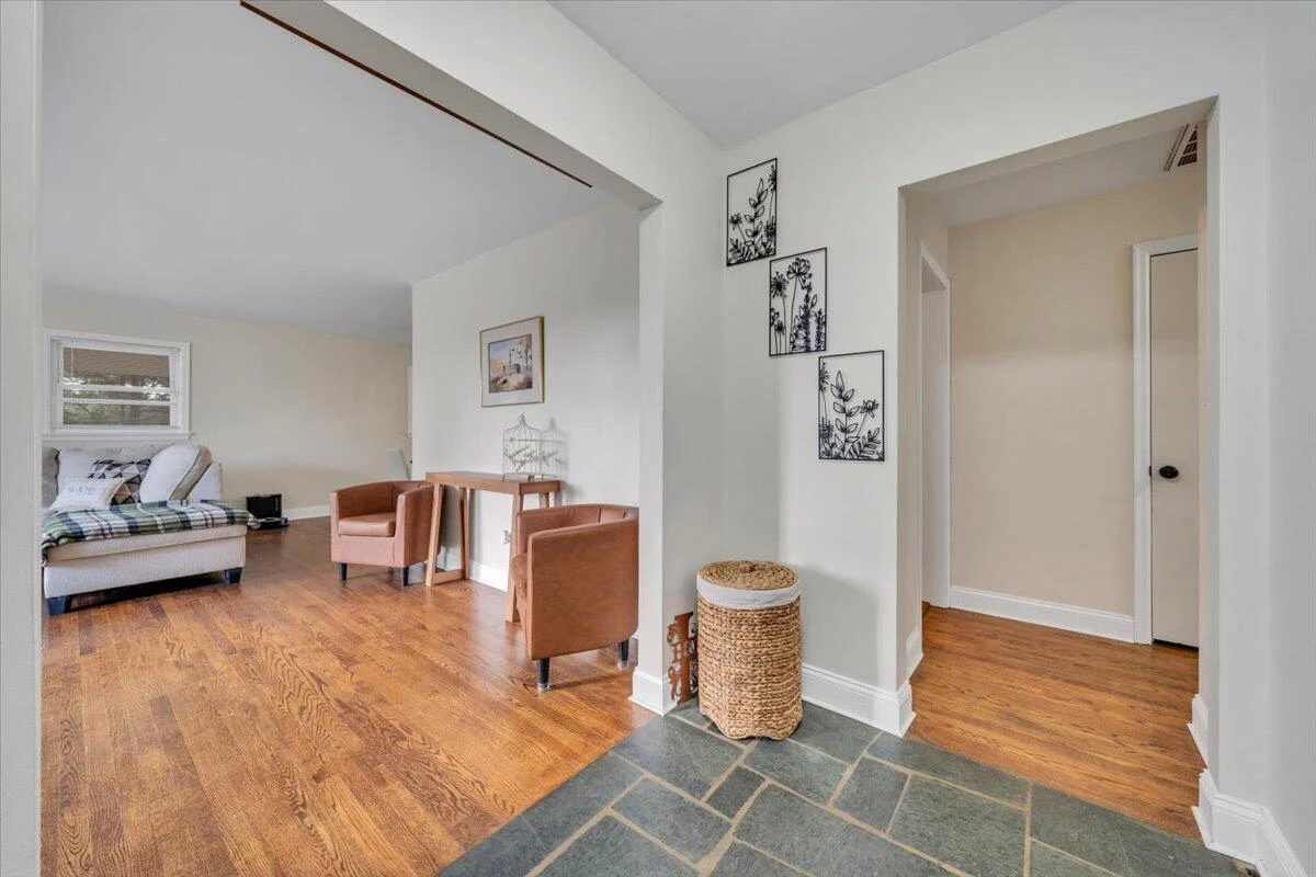 140 Stephens DR - Photo 5