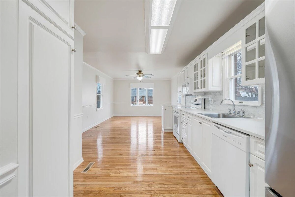 106 Hurst AVE NE - Photo 10
