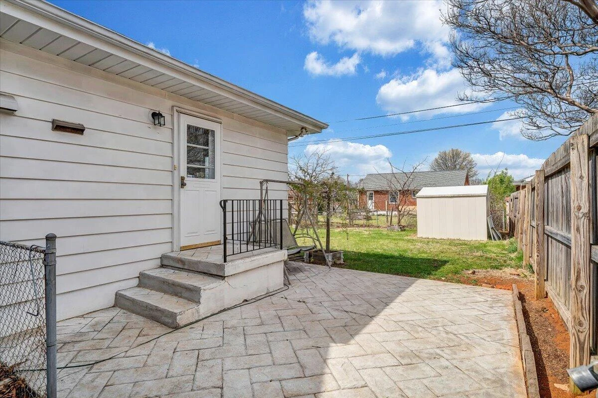 106 Hurst AVE NE - Photo 31