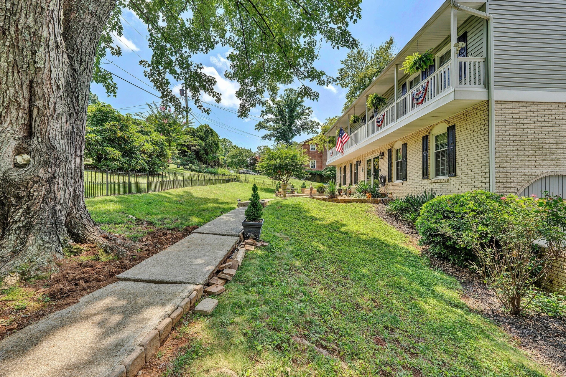 1005 Chestnut Mountain DR - Photo 3