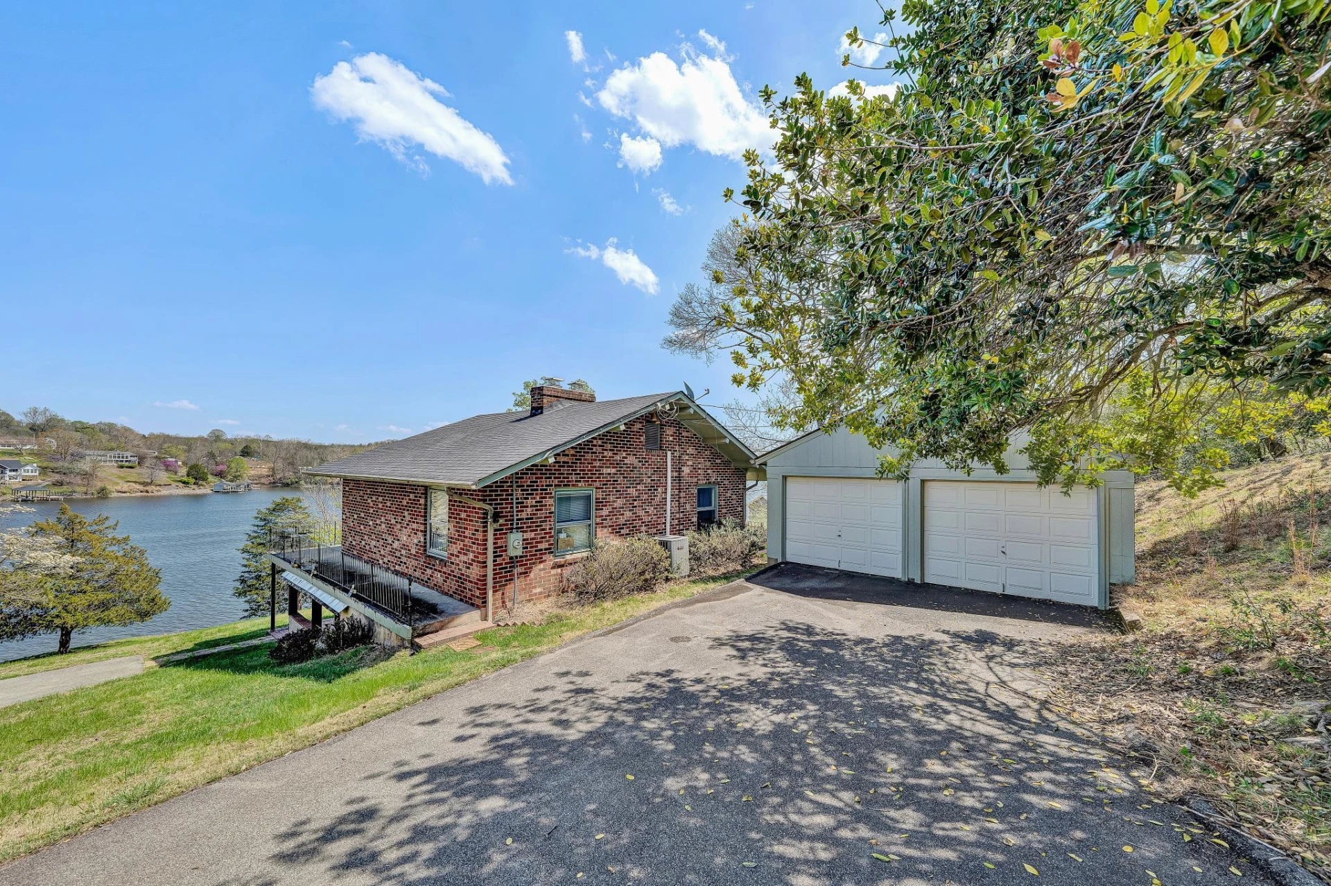 1351 Ellis RD