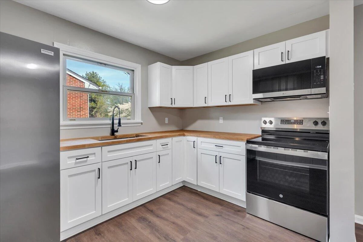 4417 Holmes ST NE - Photo 11