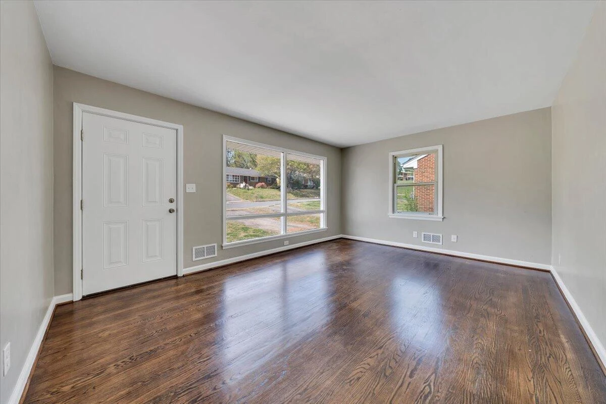 4417 Holmes ST NE - Photo 6
