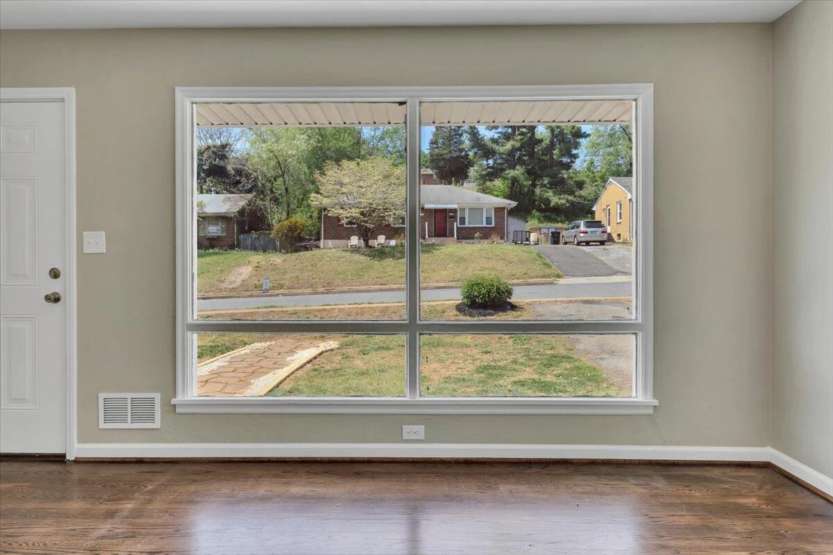 4417 Holmes ST NE - Photo 8