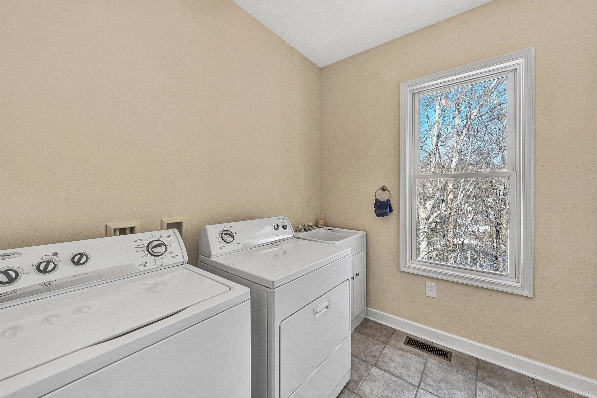 353 Deerpath DR - Photo 33