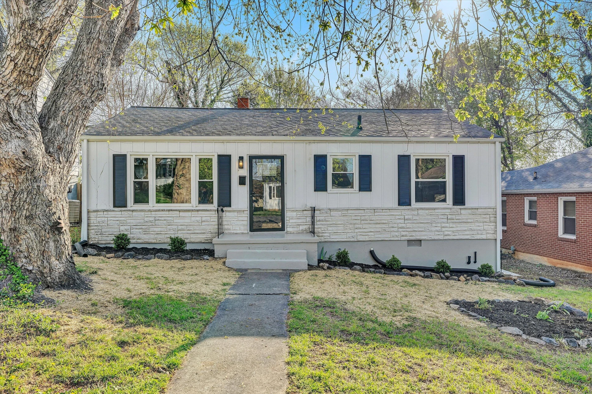 2209 Byrd AVE NE - Photo 2