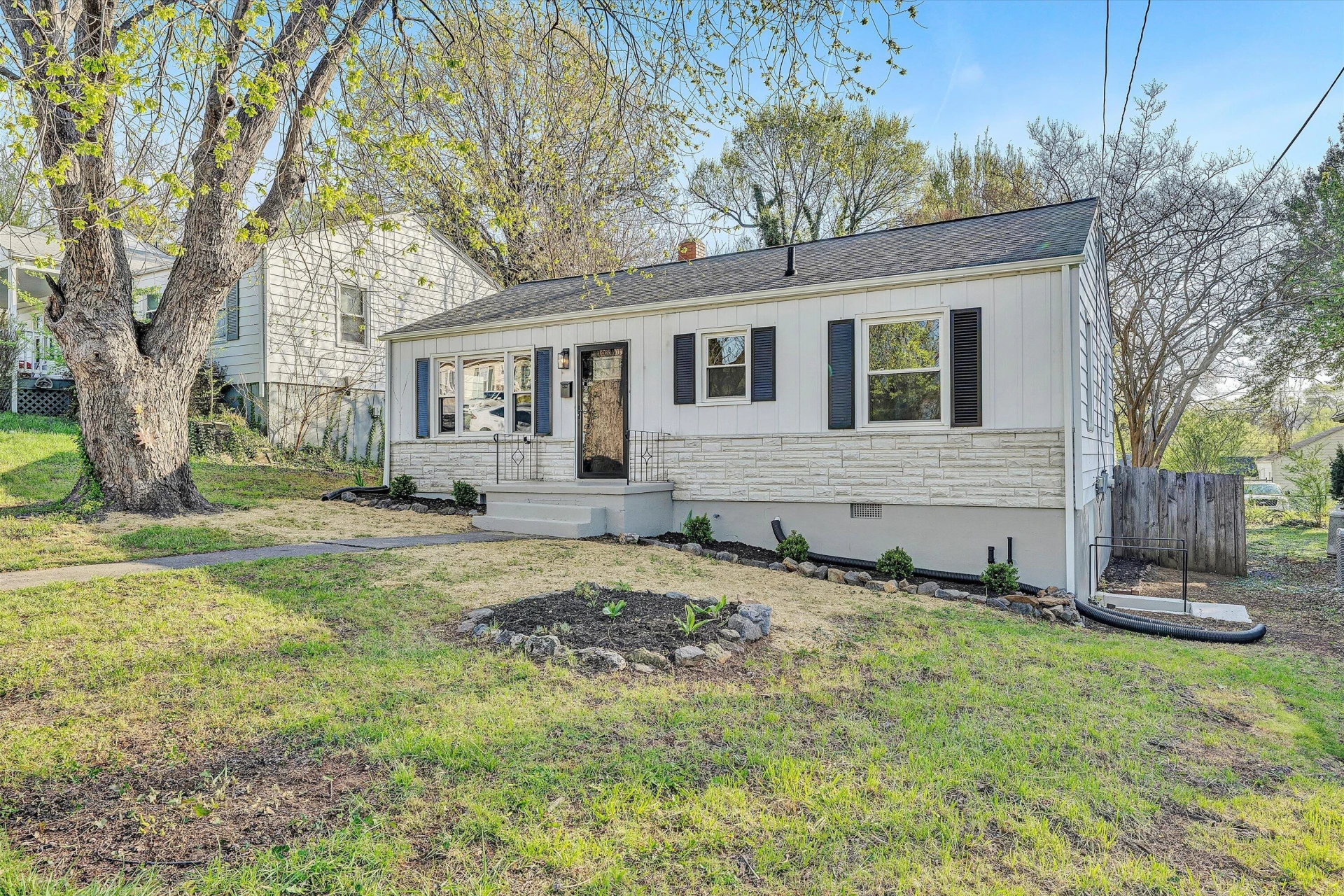 2209 Byrd AVE NE - Photo 3
