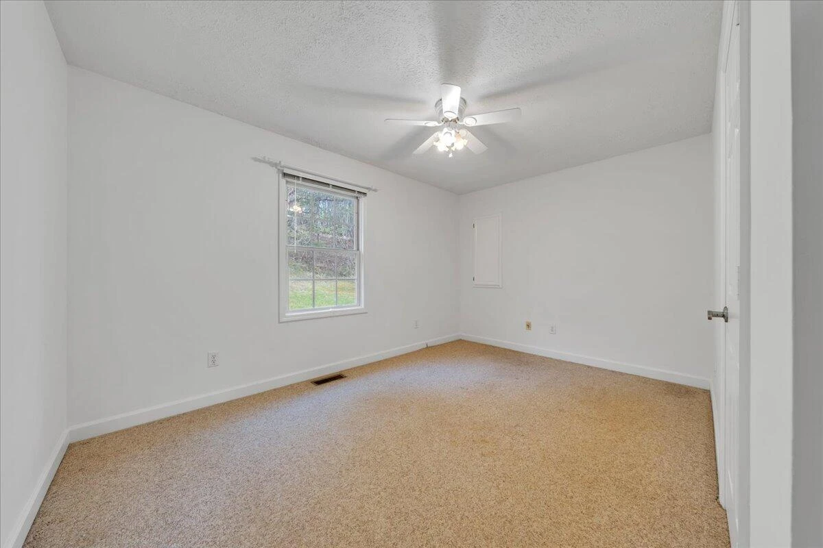 565 Donald AVE - Photo 10