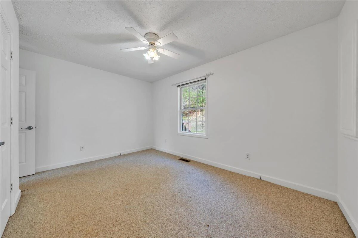 565 Donald AVE - Photo 11