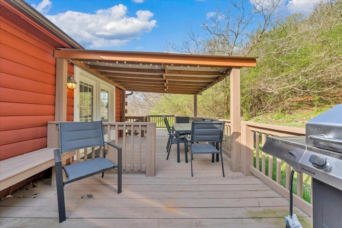 565 Donald AVE - Photo 19