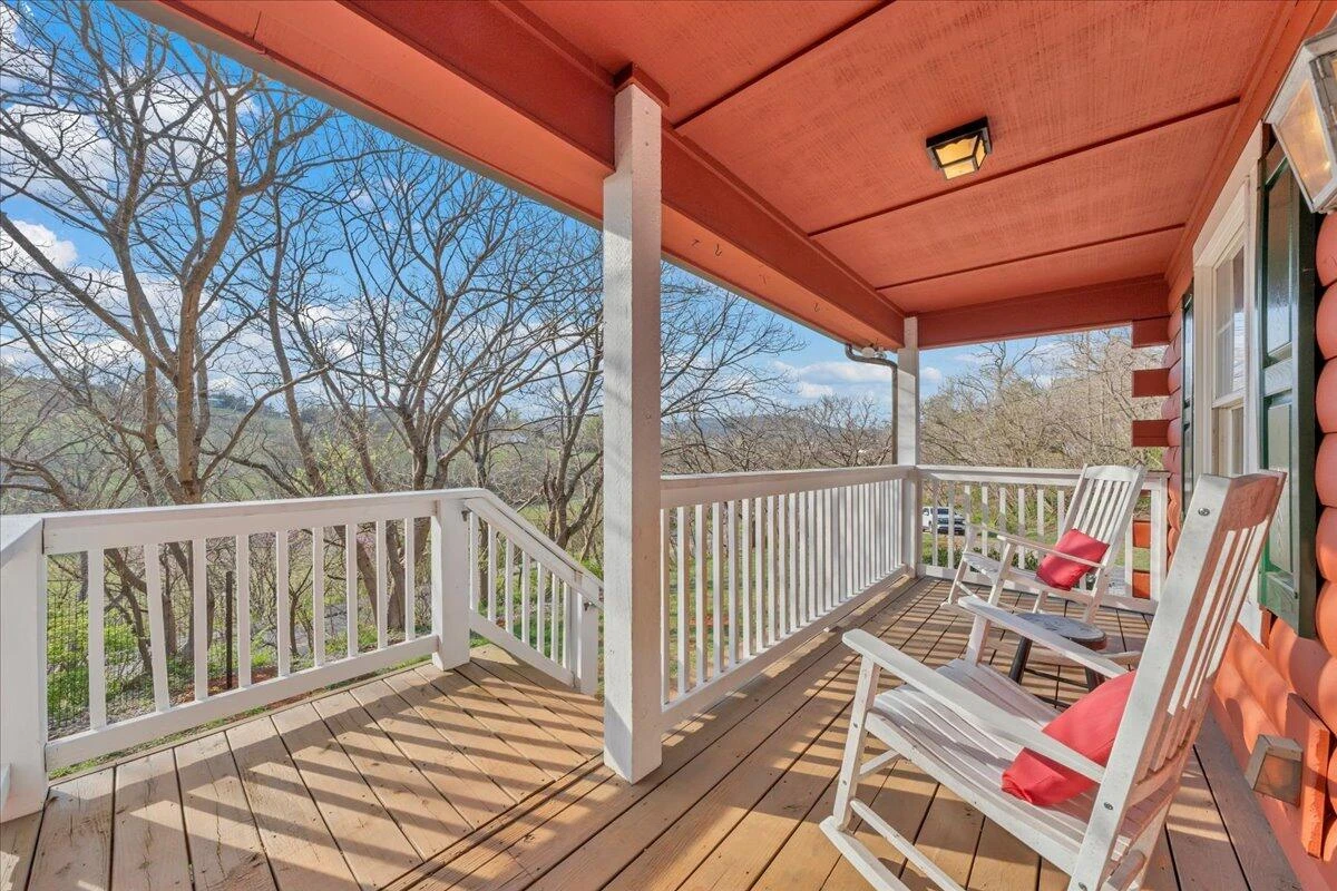 565 Donald AVE - Photo 2