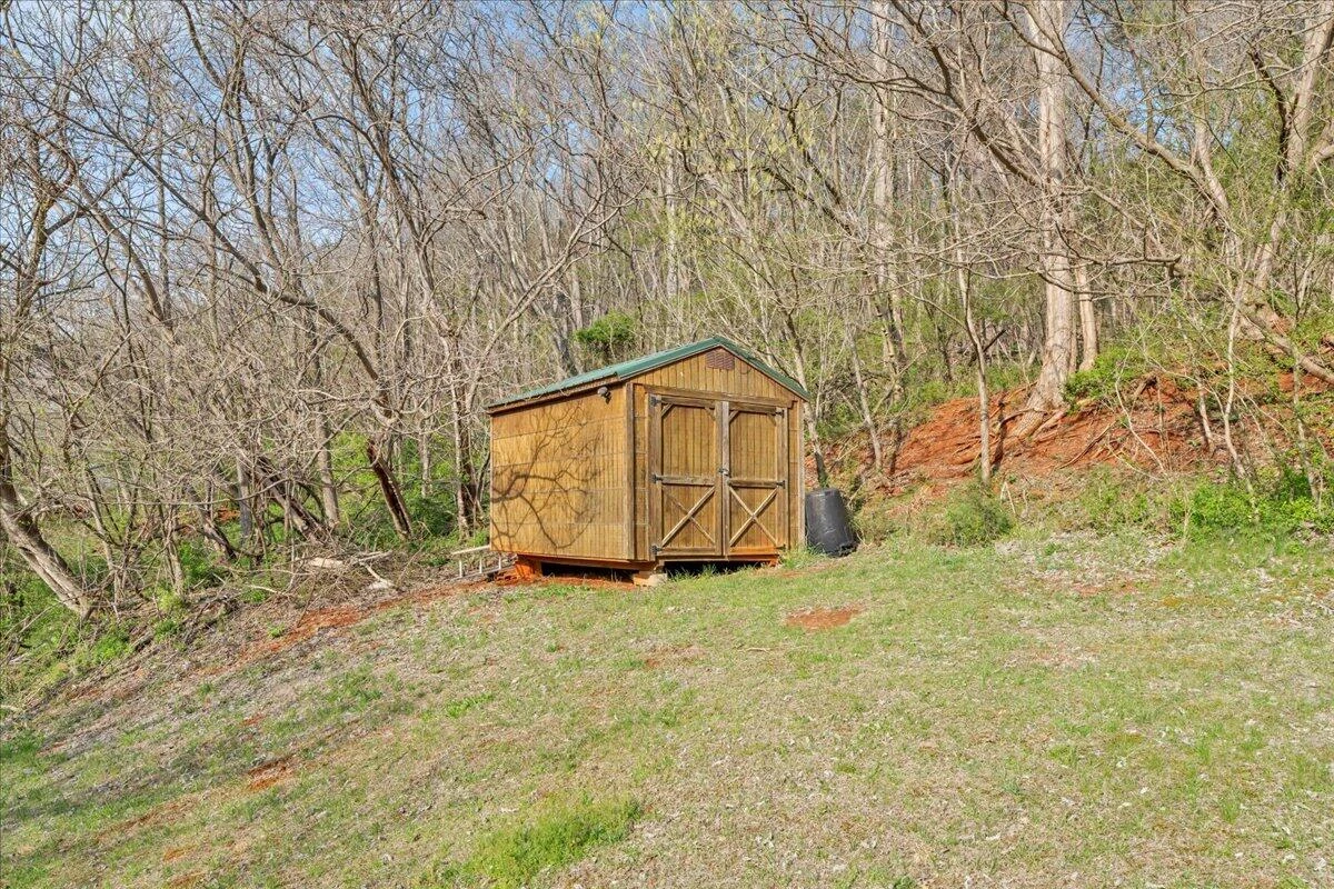 565 Donald AVE - Photo 23