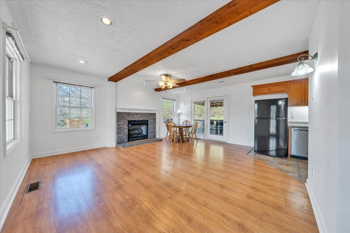 565 Donald AVE - Photo 4