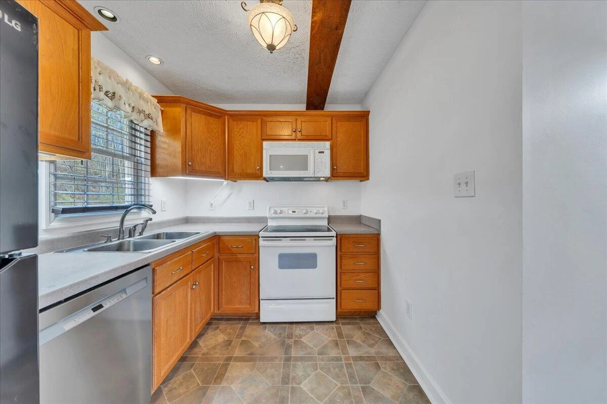 565 Donald AVE - Photo 8