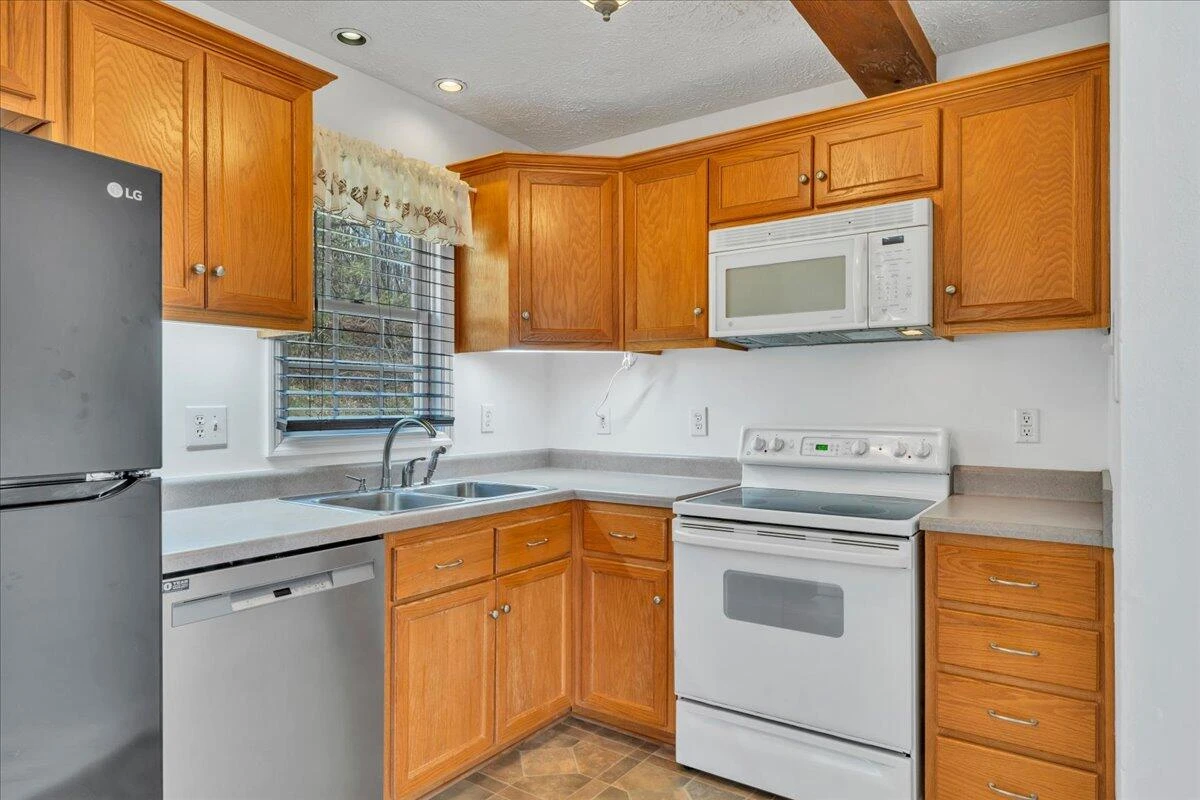565 Donald AVE - Photo 9