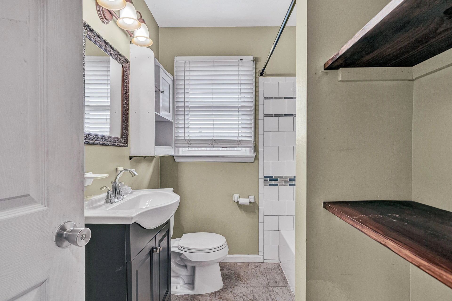 5223 Victoria ST NW - Photo 16