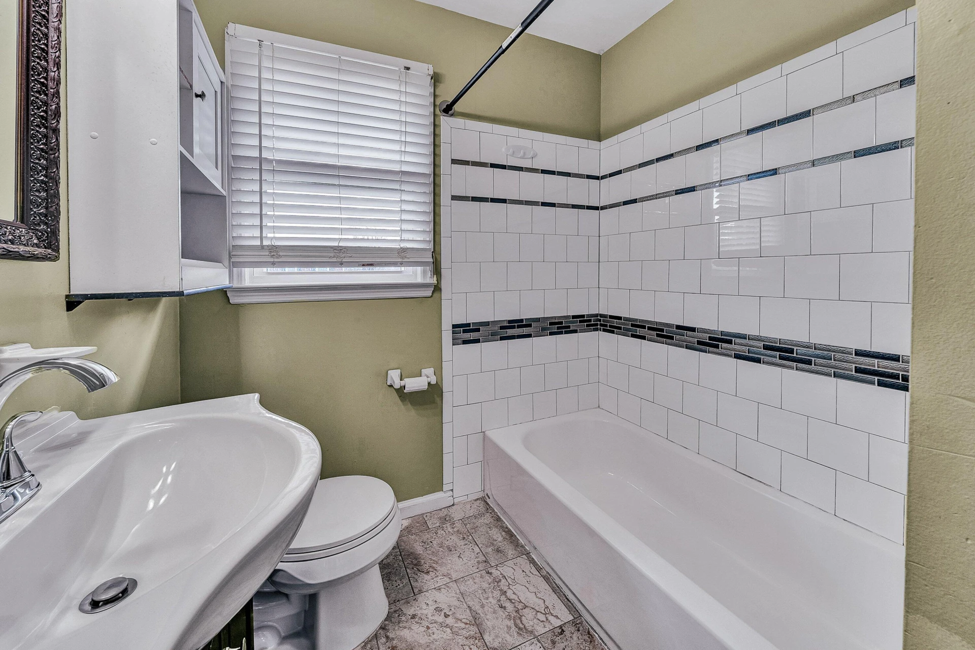 5223 Victoria ST NW - Photo 17
