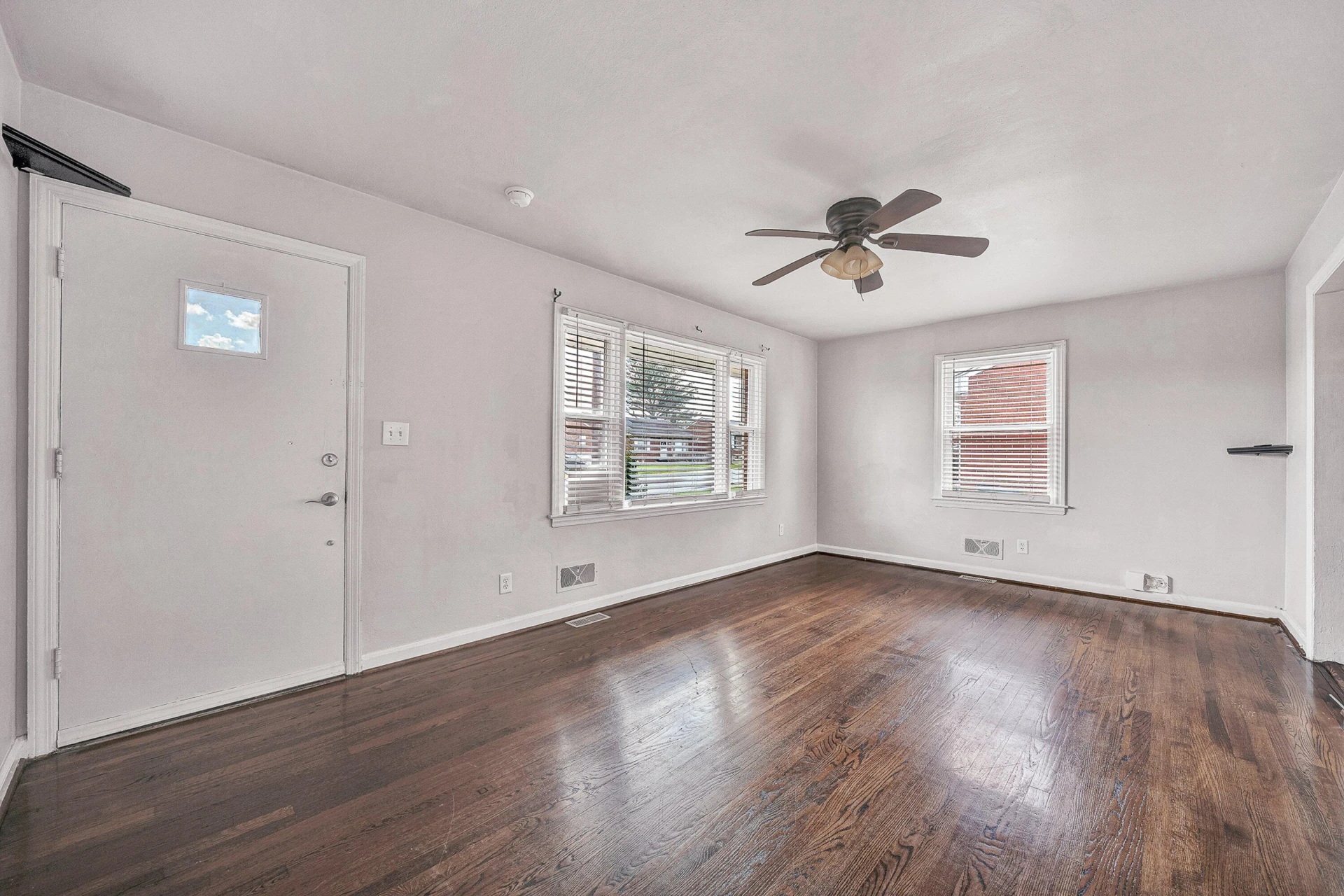 5223 Victoria ST NW - Photo 4