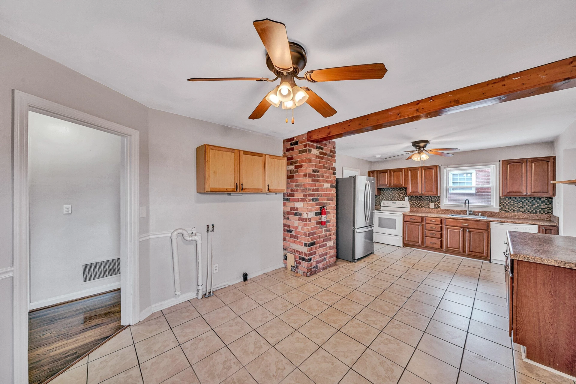 5223 Victoria ST NW - Photo 9