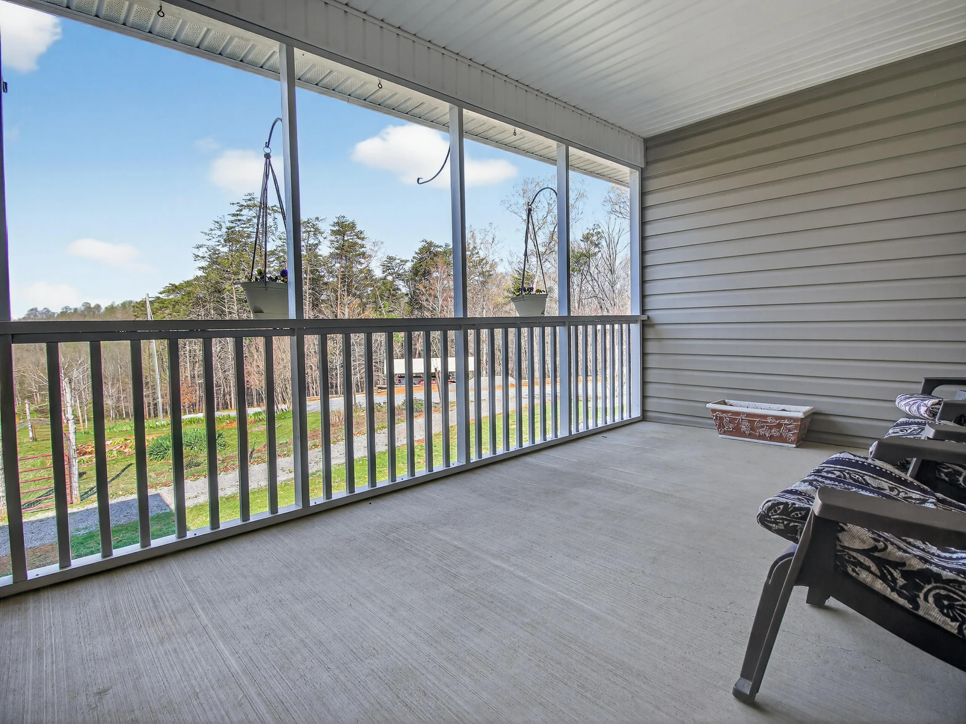 498 Meeks RD - Photo 45