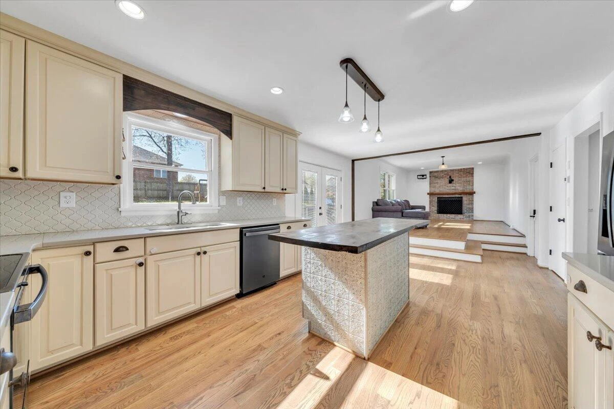 229 Queen Regent CT - Photo 14