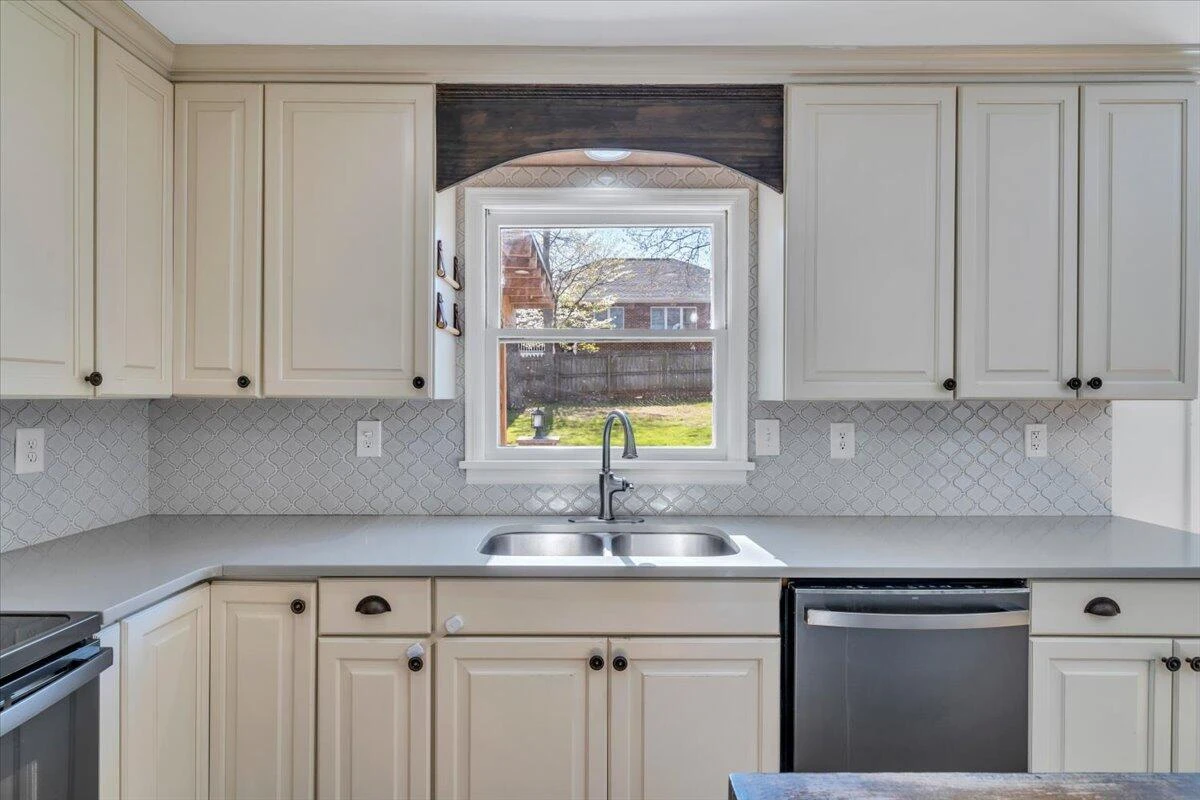 229 Queen Regent CT - Photo 16