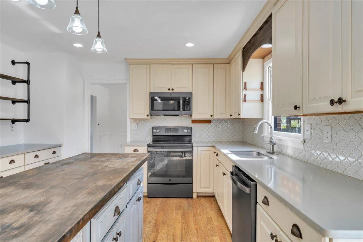 229 Queen Regent CT - Photo 17