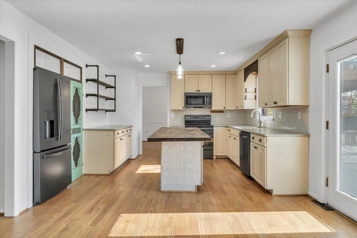 229 Queen Regent CT - Photo 18