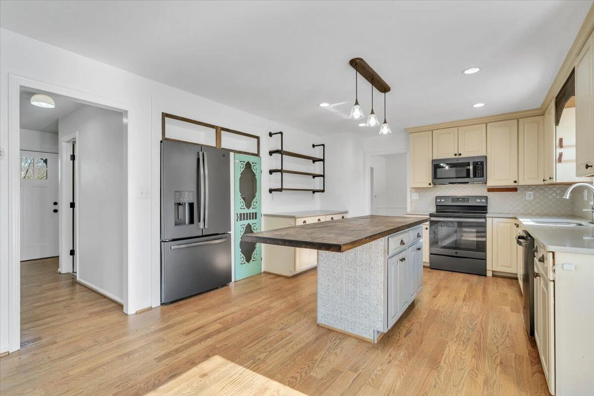 229 Queen Regent CT - Photo 19