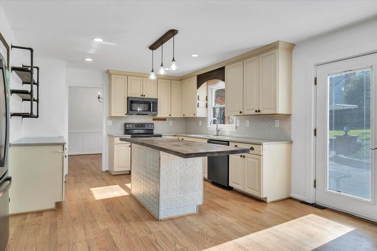 229 Queen Regent CT - Photo 20
