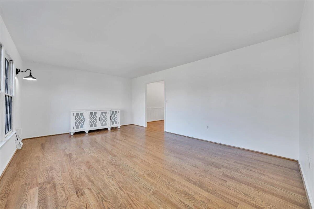 229 Queen Regent CT - Photo 7