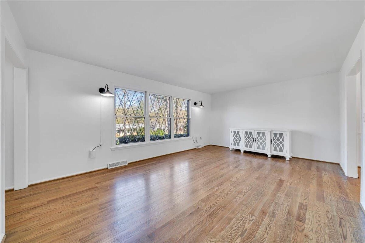 229 Queen Regent CT - Photo 8