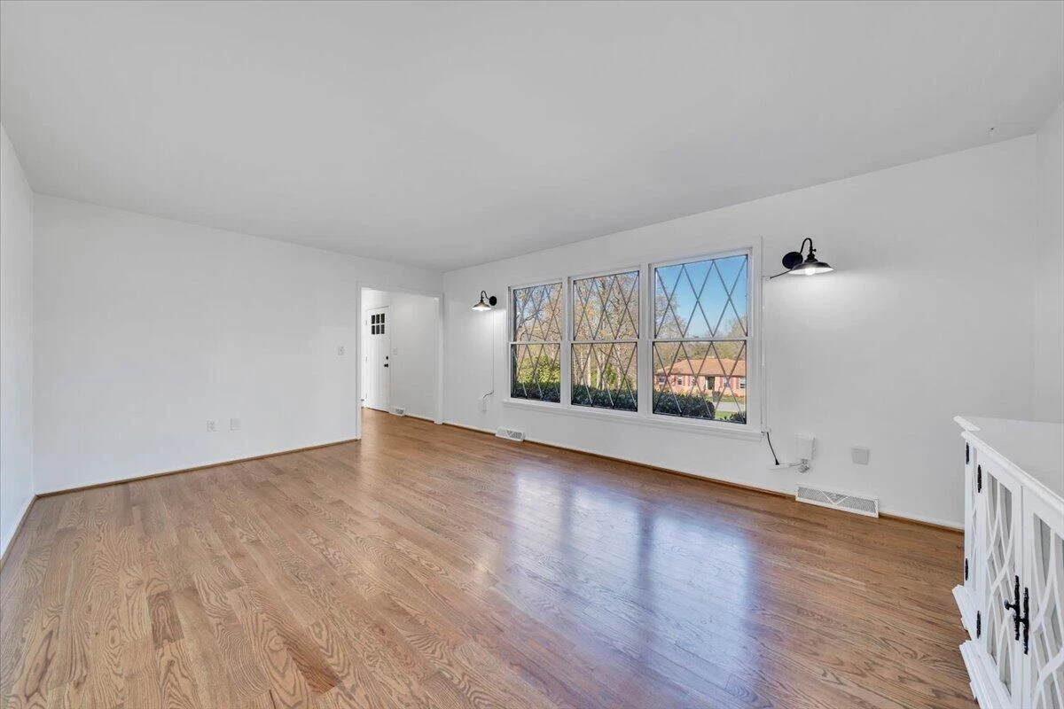229 Queen Regent CT - Photo 9