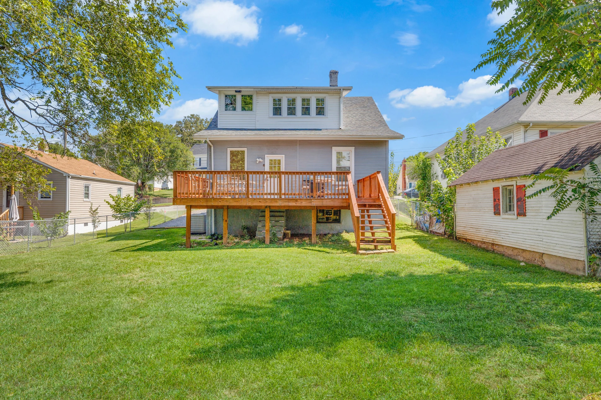 1138 Montrose AVE SE - Photo 2