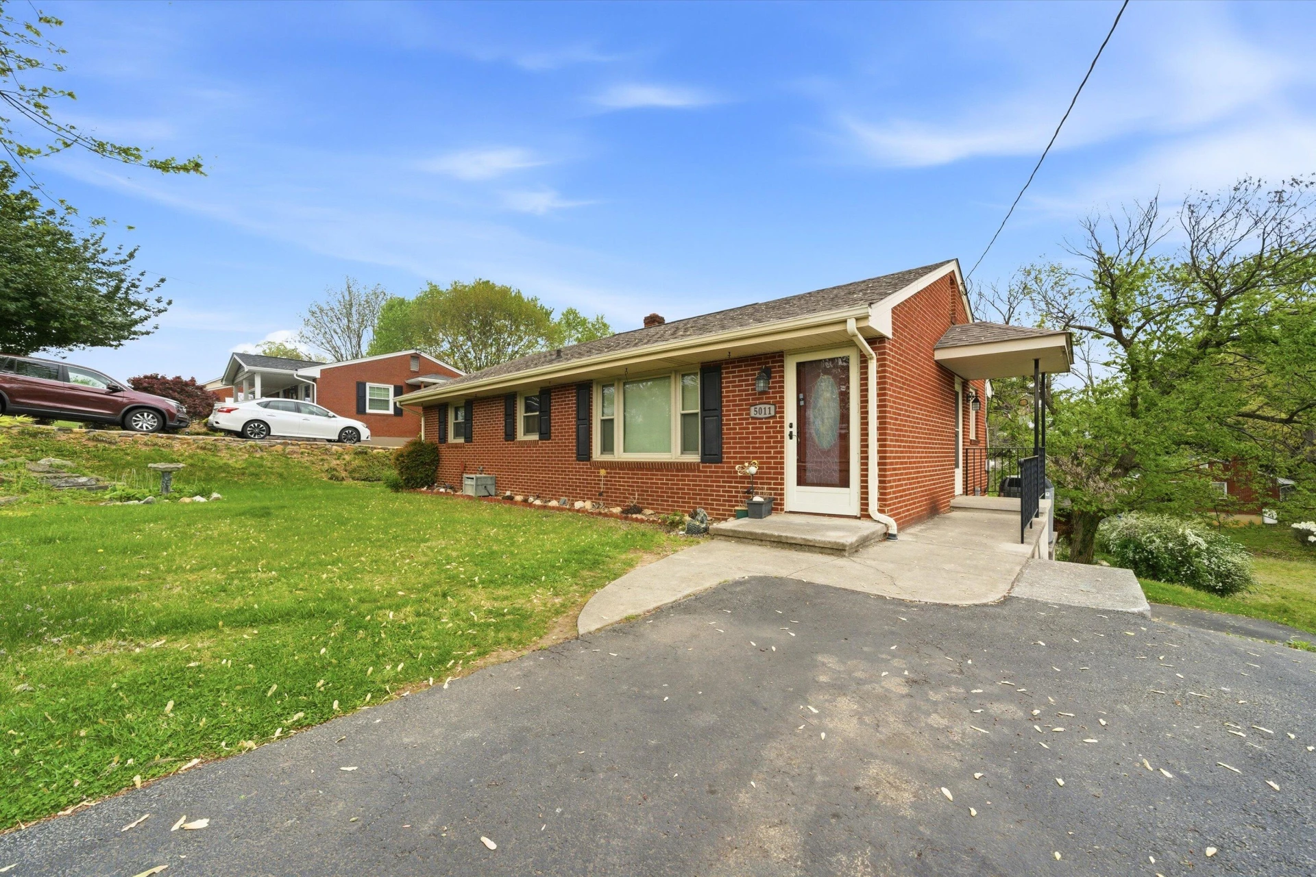 5011 Victoria ST NW - Photo 2